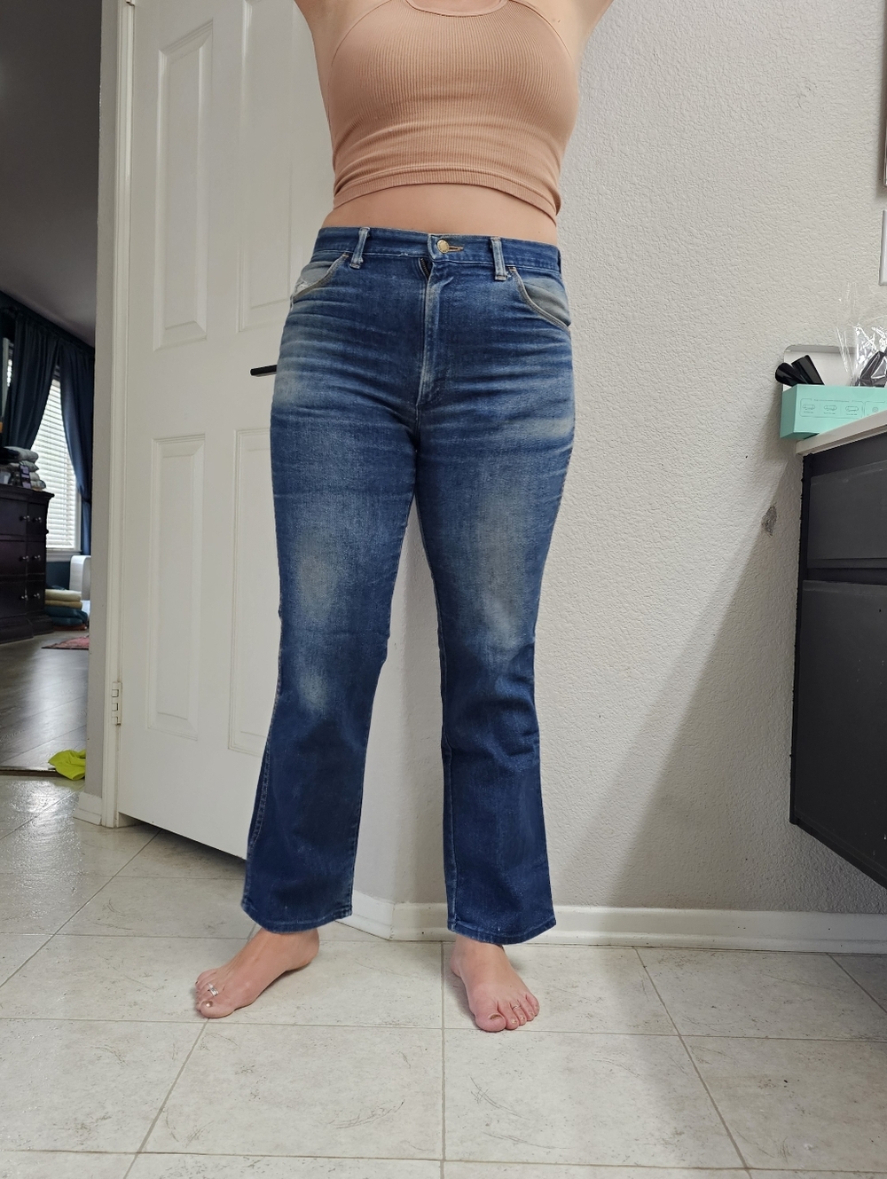 Super Cute & Flattering Women's Rustler Cropped Blue Jeans 34x30 Measures 33x29.